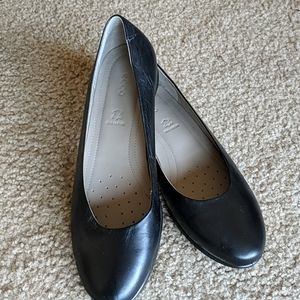 Black Ecco flats